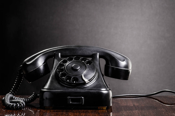altes Oldtimer-Telefon auf Holztisch  - Foto, Bild