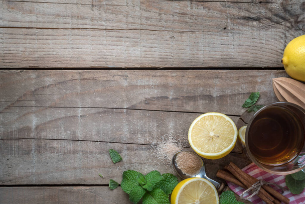 Mesa de madera con limón fresco y hojas de menta - Fondo del menú de bebidas - Foto, imagen