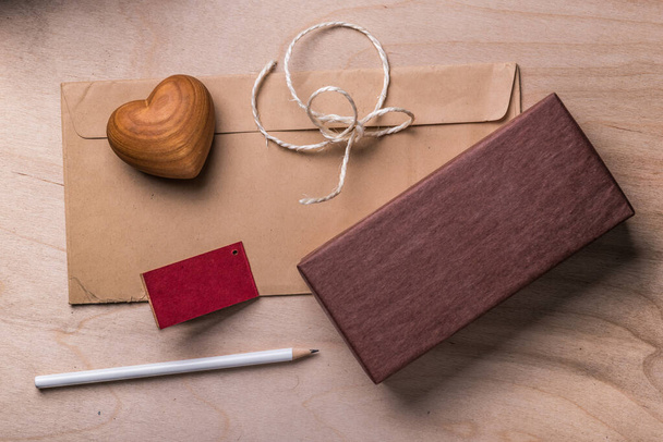 Ευχετήρια κάρτα Αγίου Βαλεντίνου με ξύλινη καρδιά  - Φωτογραφία, εικόνα