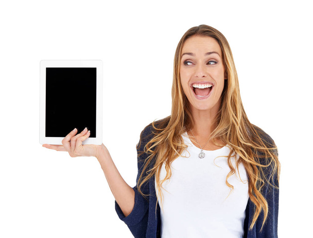 Tablet, οθόνη mockup και ενθουσιασμένος γυναίκα απομονώνονται σε ένα λευκό φόντο με wow προς πώληση, συμφωνία ή σε απευθείας σύνδεση ειδήσεις. Happy person ή digital user έκπληξη στην εφαρμογή τεχνολογίας για έκπτωση στο studio. - Φωτογραφία, εικόνα