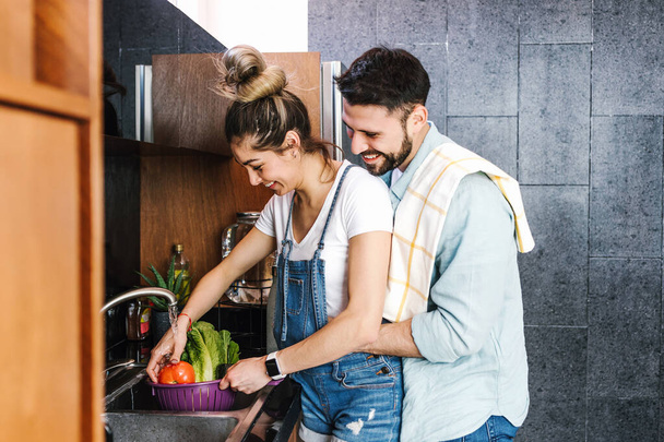 junges lateinisches Paar kocht zusammen in der Küche gesundes Essen zu Hause in Mexiko, hispanische Menschen - Foto, Bild
