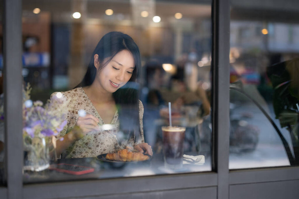 Woman enjoy her breakfast in coffee shop - Фото, зображення