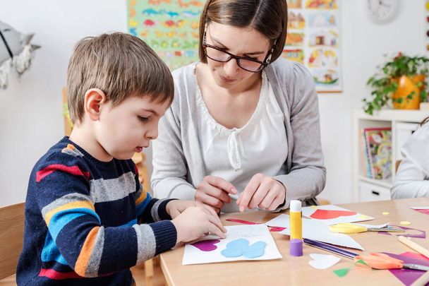 Professor pré-escolar com criança no jardim de infância - Aula de Arte Criativa - Foto, Imagem