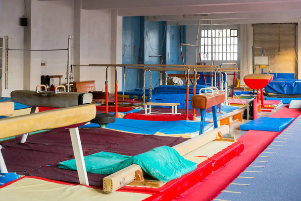 Интерьер современного тренажерного зала с гимнастическим оборудованием - Фото, изображение