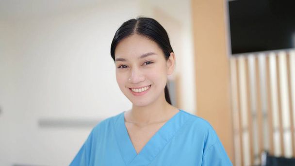 Close up portret wesoły młoda kobieta profesjonalna pielęgniarka pielęgniarka opieka zdrowotna stoi w szpitalu i uśmiecha się do kamery - Zdjęcie, obraz