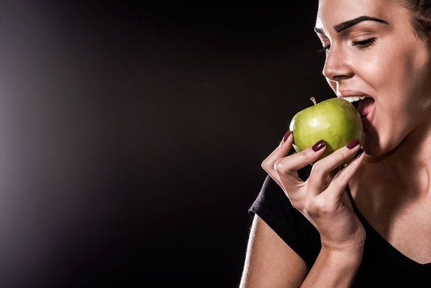 Mujer deportiva comiendo manzana - Foto, Imagen