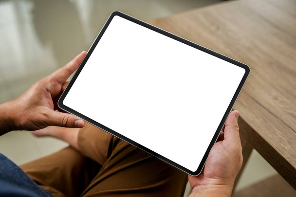 Бізнесмен тримає макет. iPad цифровий планшет з порожнім екраном Макет замінює ваш макет дизайну в офісі
. - Фото, зображення