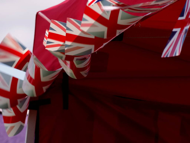 Bunting of Union Jacks Drapeau britannique pour la célébration royale fête de rue tir moyen foyer sélectif - Photo, image