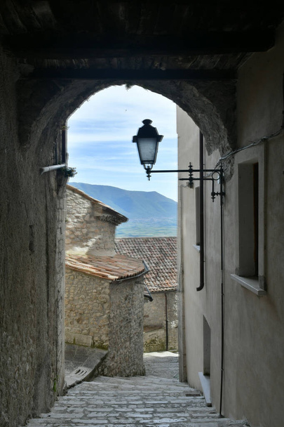 Wąska uliczka wśród starych domów Guardia Sanframondi, małe miasteczko prowincji Benevento, Włochy. - Zdjęcie, obraz