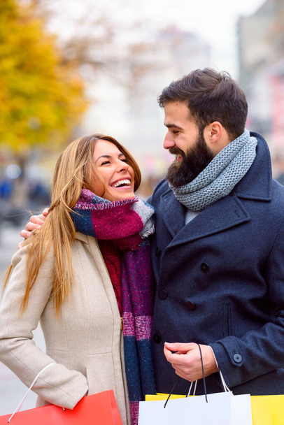 Sorrindo Casal romântico ao ar livre com sacos de compras - Foto, Imagem