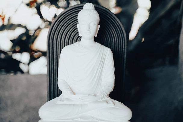 Bouddha blanc avec fond clair bokeh. - Photo, image