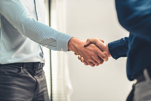 Δύο αρμόδιοι επιχειρηματίες σφίγγουν το χέρι μετά την επιτυχή σύναψη συμφωνίας εμπορίου ή επαγγελματικής συνάντησης. - Φωτογραφία, εικόνα