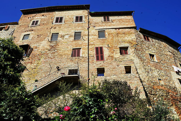 Anghiari, Toskana, İtalya 'nın ortaçağ tarihi merkezinde saraylar - Fotoğraf, Görsel