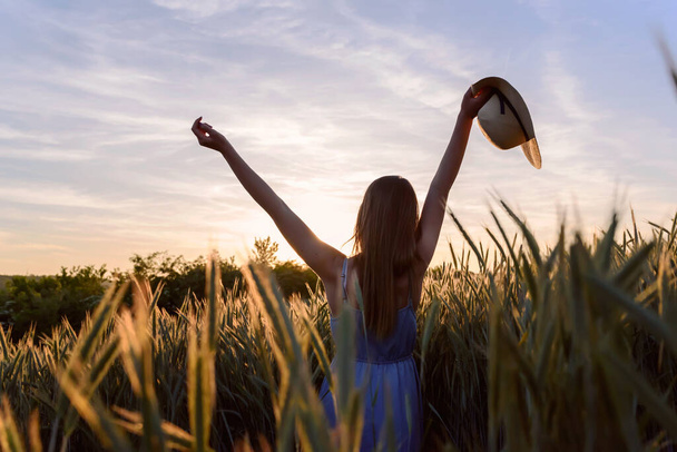 beautiful young woman in a wheat field - Φωτογραφία, εικόνα
