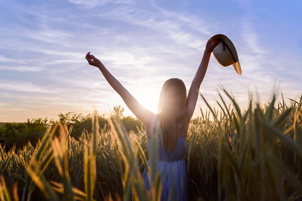 красивая молодая женщина на пшеничном поле - Фото, изображение