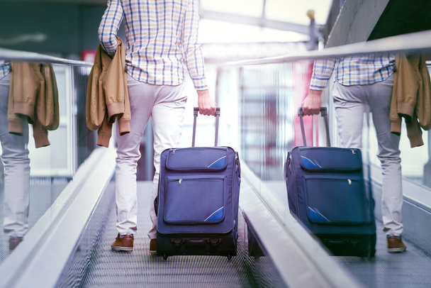 hombre con equipaje en aeropuerto  - Foto, imagen