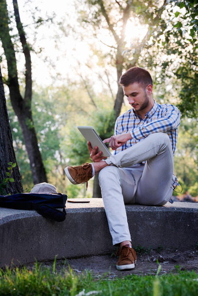junger lässiger Mann im karierten Anzug mit Tablet - Foto, Bild