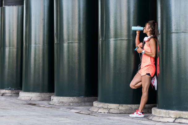 Chica de fitness beber agua
 - Foto, imagen