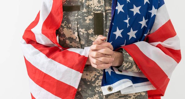 Солдат, держащий флаг США - Фото, изображение