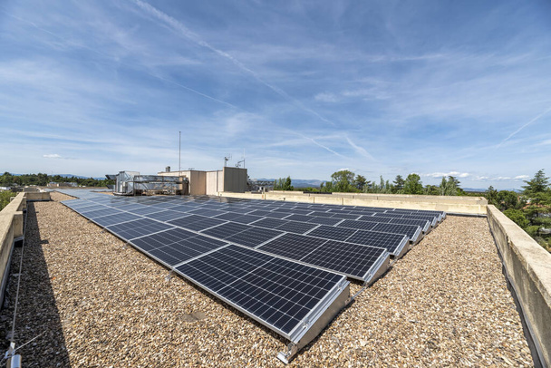 Installazione di pannelli solari sul tetto di un edificio
 - Foto, immagini