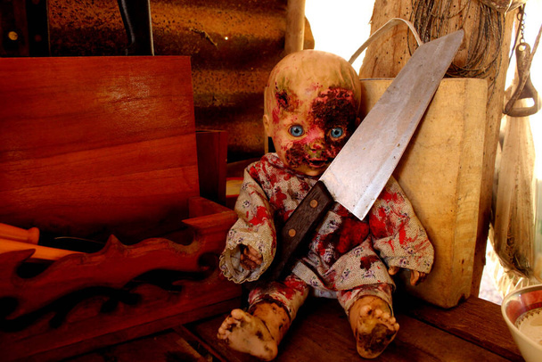 恐ろしいホラー人形不気味な血みどろの人形ハロウィーンのコンセプト、子供たちの終わりゴースト神秘的な人形の顔の背景. - 写真・画像