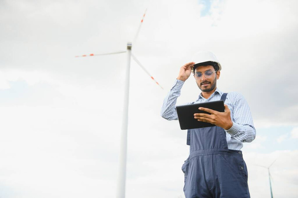 Worker inside sustainable energy industry - Engineer working at alternative renewable wind energy station. - Фото, изображение