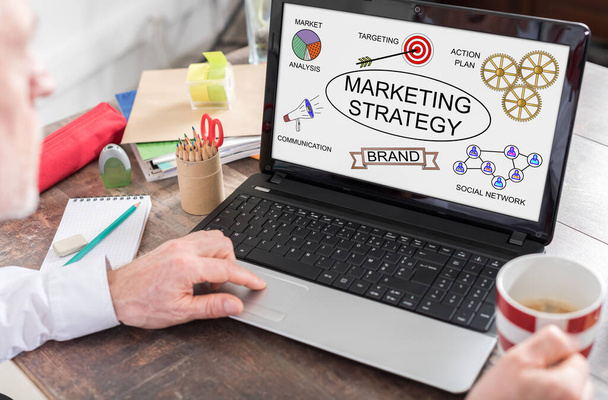 Σχέδιο στρατηγικής μάρκετινγκ που παρουσιάζεται σε μια οθόνη φορητού υπολογιστή - Φωτογραφία, εικόνα