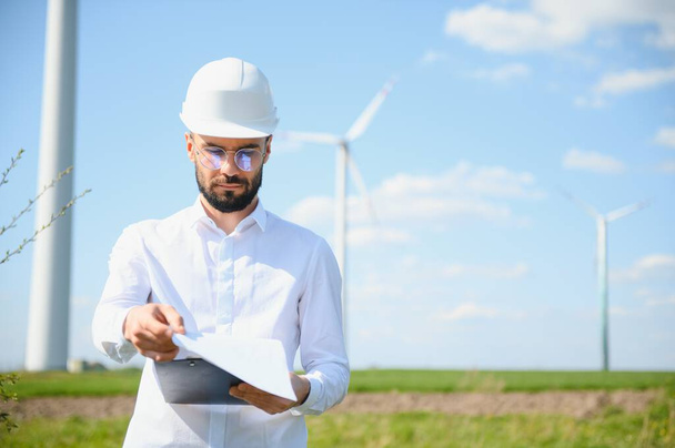 Engineer working at alternative renewable wind energy farm - Sustainable energy industry concept. - Φωτογραφία, εικόνα