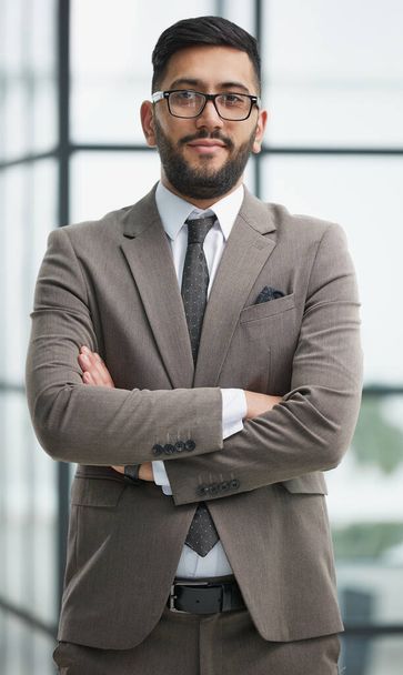 portrait of confident businessman with arms crossed - Фото, зображення