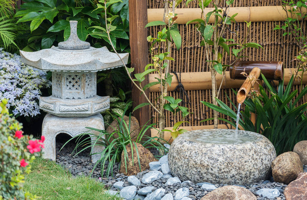 kamienna latarnia i fontanna bambusowa w ogrodzie japońskim - Zdjęcie, obraz