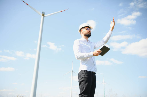 Engineer working at alternative renewable wind energy farm - Sustainable energy industry concept. - Fotoğraf, Görsel