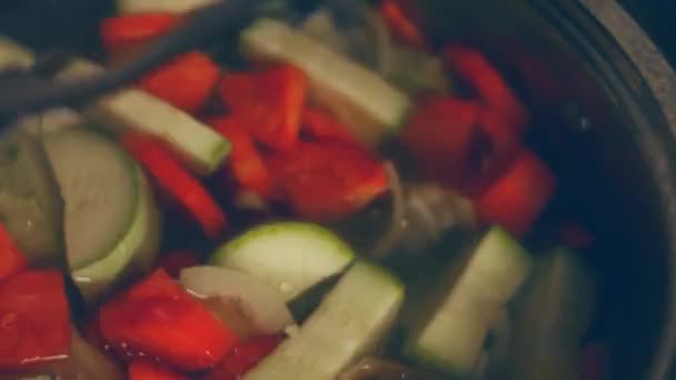 Megfőztem a zöldségeket. Krémlevest készítek. 4k operatőr videó recept. - Felvétel, videó