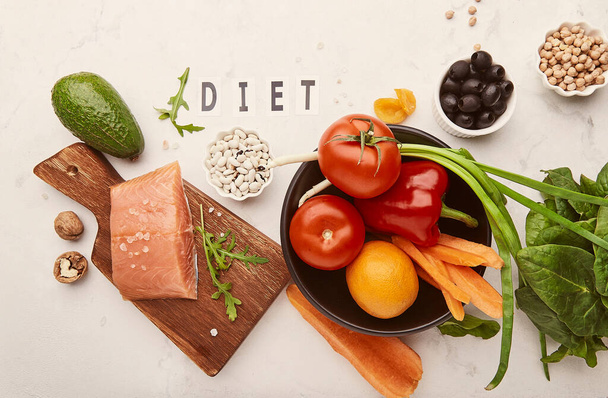 Ingredientes dieta alimentos - verduras y frutas, salmón ahumado, verduras, nueces, aceitunas, garbanzos, frijoles top view. - Foto, Imagen