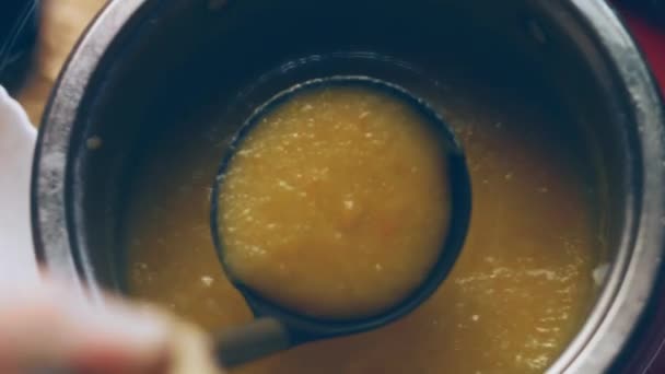 Kremalı çorba tabağını çevir. Yeni anneler için lezzetli kremalı biftek çorbası. 4k video tarifi. - Video, Çekim