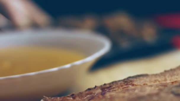 Поверни тарелку с супом. Вкусный суп из говяжьего крема для новых мам. 4k видео рецепт. - Кадры, видео