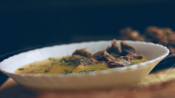 Sabroso fácil Beef Cream Soup carne de ternera bruja para las nuevas mamás. 4k video receta. - Metraje, vídeo