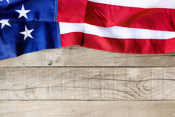 Bandera americana sobre fondo de madera - Foto, Imagen