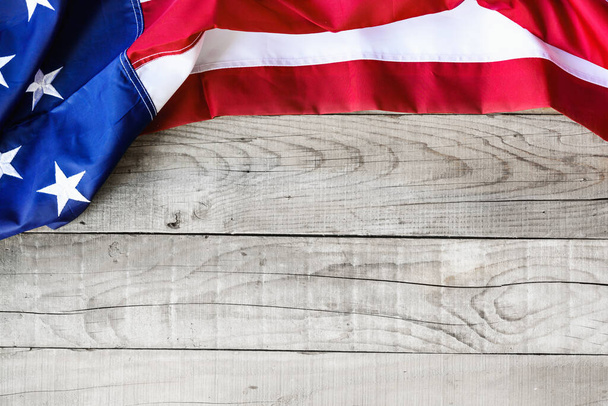 Американский флаг на деревянном фоне - Фото, изображение