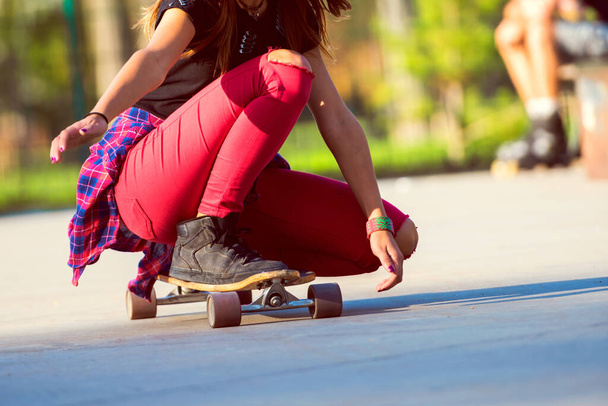 junge Frau auf Longboard und Spaß im Freien - Foto, Bild