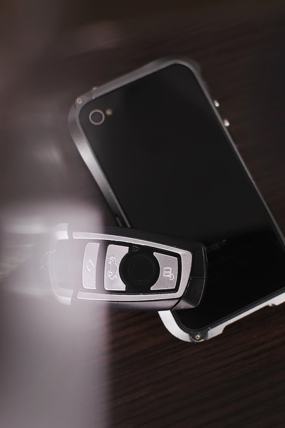Téléphone portable et voiture clé
 - Photo, image