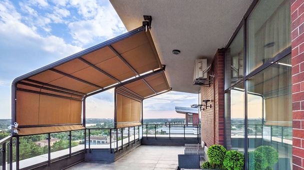Awnings on the terrace. Penthouse on the top floor with a terrace, awning on it and a gorgeous view of the forest. - Foto, imagen