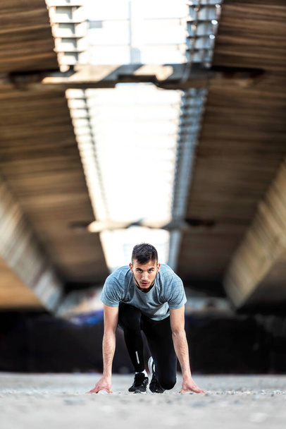 Şehirdeki Köprü Altında Adam Koşucu - Fotoğraf, Görsel