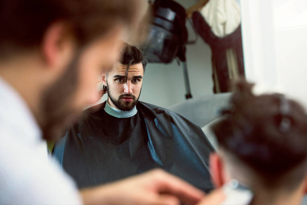 Чоловік має свою бороду, оброблену в перукарні
 - Фото, зображення