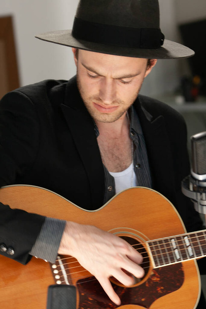 The Veils - Finn Andrews films a session in Brooklyn - Foto, afbeelding