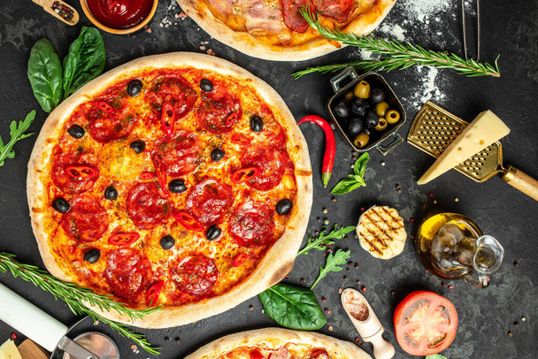 pizza con mariscos en un fondo oscuro, pancarta, menú, lugar de la receta para el texto, vista superior, - Foto, imagen