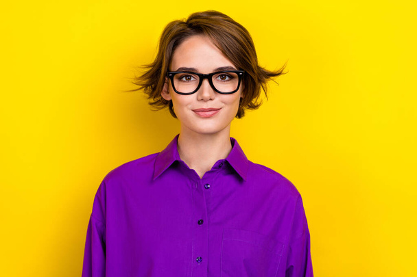 若い経済学者のマーケティング担当者の女性の写真は、黄色の色の背景に隔離された新しい仕様眼鏡マクドナルド労働者の紫の公式シャツを着用. - 写真・画像