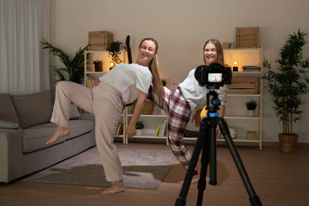 Teini-ikäiset ystävät äänittävät pyjamabileitä kotona. Sosiaalisen median tanssihaaste käsite. - Valokuva, kuva