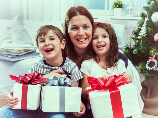 Famiglia felice con regali di Natale   - Foto, immagini