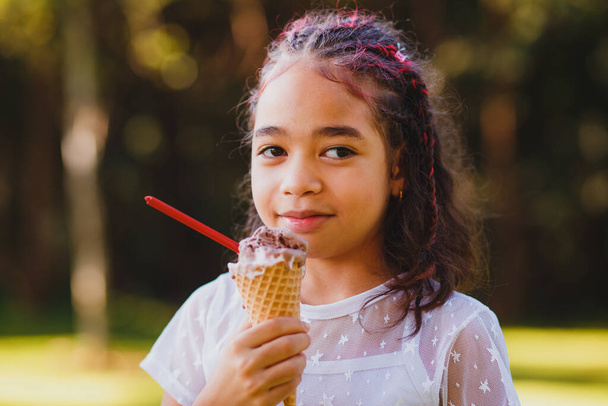 Cute Toddler Girl Eating Ice-Cream - Zdjęcie, obraz