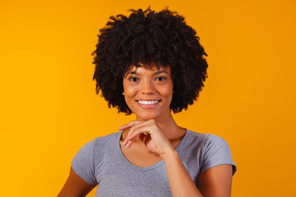 Beautiful african american girl with an afro hairstyle smiling - Valokuva, kuva